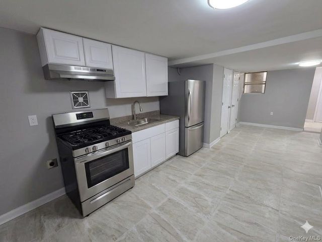 932 E 215TH Street, Bronx, NY 10469