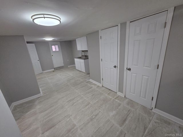 932 E 215TH Street, Bronx, NY 10469