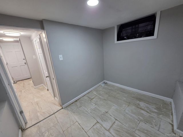 932 E 215TH Street, Bronx, NY 10469