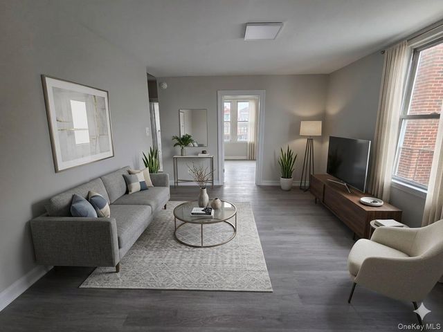 932 E 215TH Street, Bronx, NY 10469