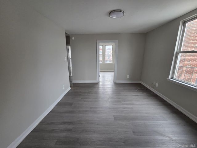 932 E 215TH Street, Bronx, NY 10469