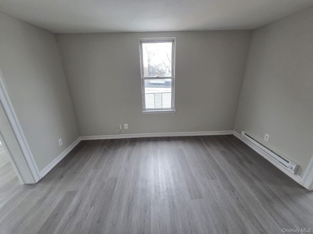 932 E 215TH Street, Bronx, NY 10469