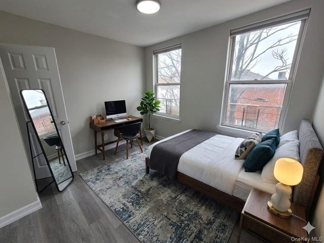 932 E 215TH Street, Bronx, NY 10469