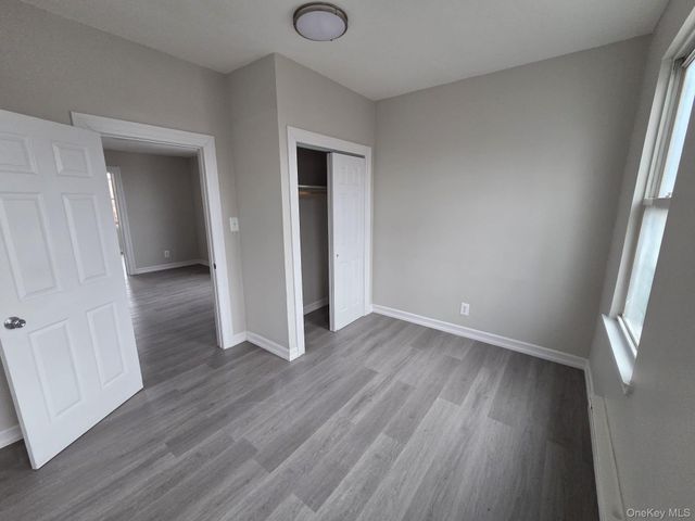 932 E 215TH Street, Bronx, NY 10469