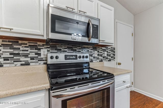 9603 Brooks Bend Rd, Louisville, KY 40258