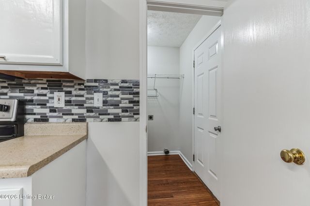 9603 Brooks Bend Rd, Louisville, KY 40258