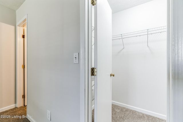 9603 Brooks Bend Rd, Louisville, KY 40258