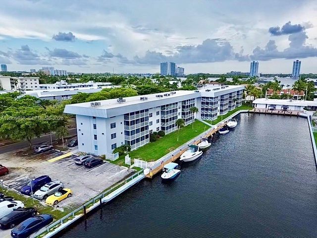 3551 NE 169th St 105, North Miami Beach, FL 33160