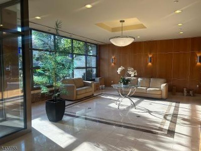 60 Parkway Dr 3G, East Orange City, NJ 07017