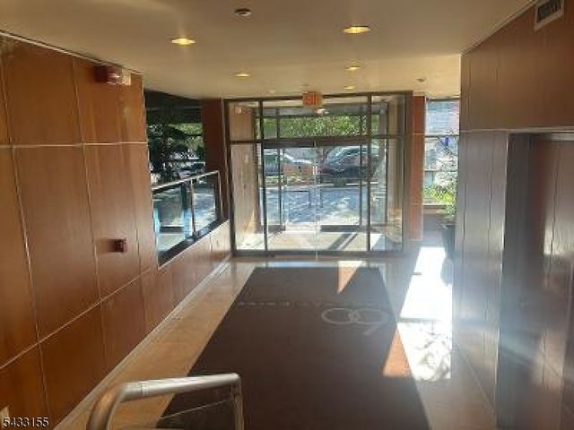 60 Parkway Dr 3G, East Orange City, NJ 07017