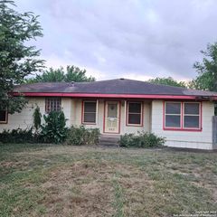 502 Zanderson, Jourdanton, TX 78026