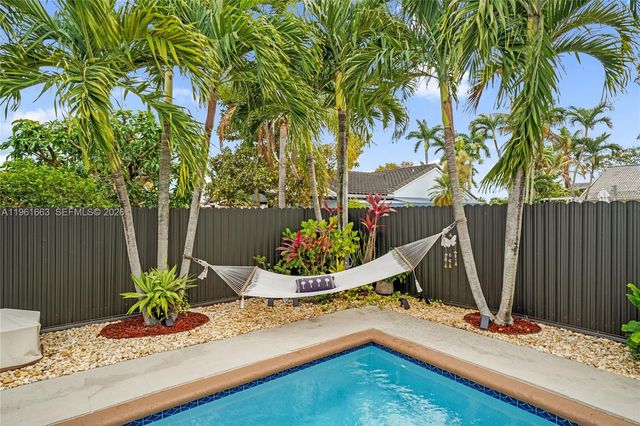 16322 SW 76th St, Miami, FL 33193