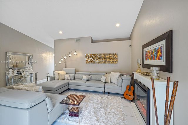 16322 SW 76th St, Miami, FL 33193