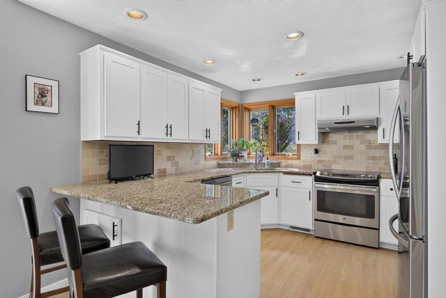 109 OLD ORCHARD LANE, Neenah, WI 54956