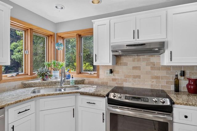 109 OLD ORCHARD LANE, Neenah, WI 54956
