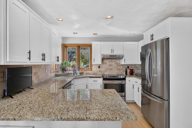 109 OLD ORCHARD LANE, Neenah, WI 54956