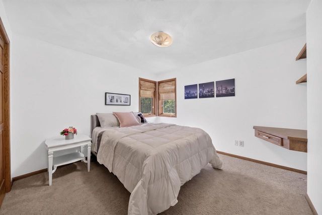 109 OLD ORCHARD LANE, Neenah, WI 54956