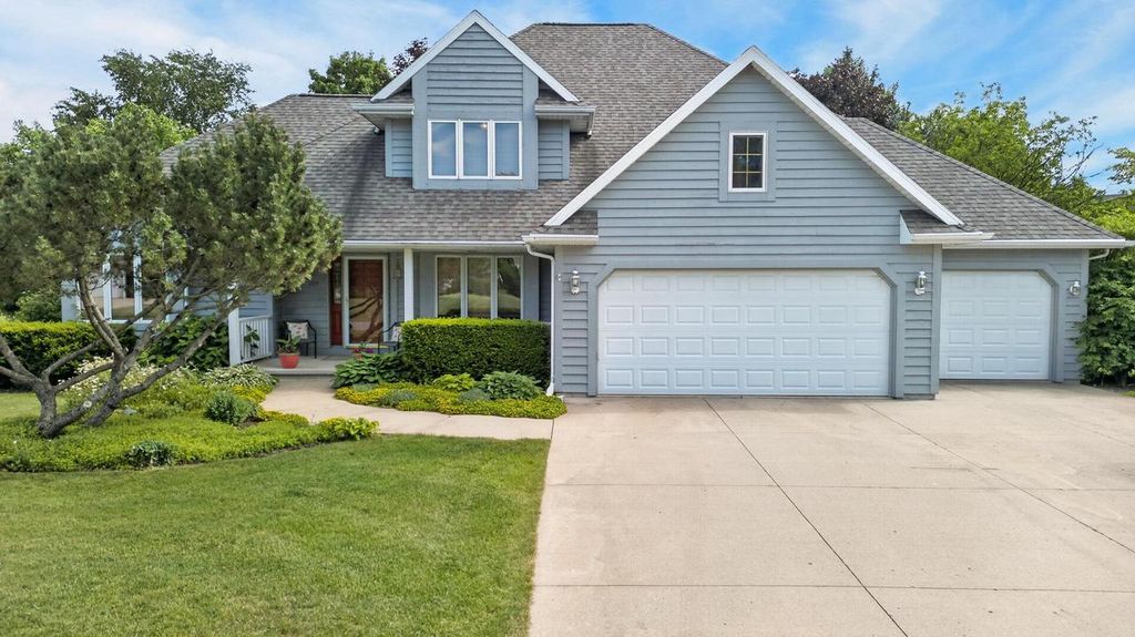109 OLD ORCHARD LANE, Neenah, WI 54956