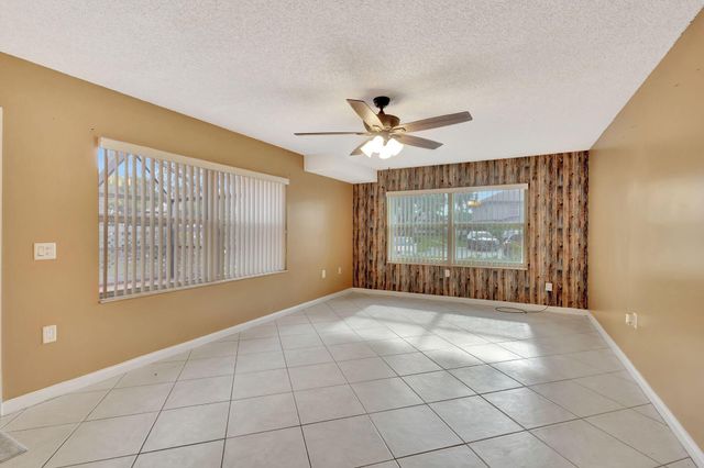 18 Amherst Court B, Royal Palm Beach, FL 33411