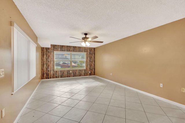 18 Amherst Court B, Royal Palm Beach, FL 33411