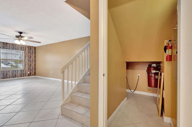 18 Amherst Court B, Royal Palm Beach, FL 33411