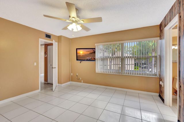 18 Amherst Court B, Royal Palm Beach, FL 33411