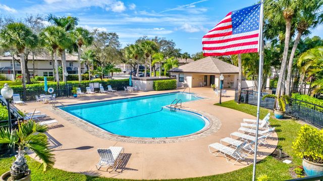 18 Amherst Court B, Royal Palm Beach, FL 33411