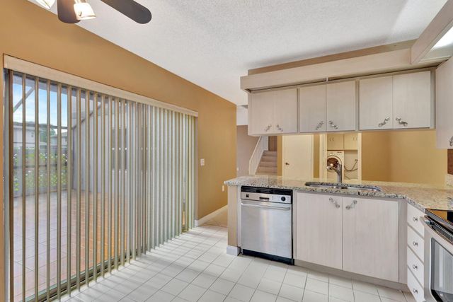 18 Amherst Court B, Royal Palm Beach, FL 33411