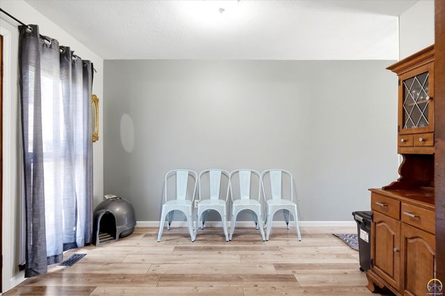 5133 NW 52nd St, Topeka, KS 66618
