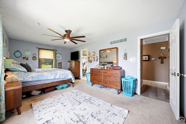 5133 NW 52nd St, Topeka, KS 66618