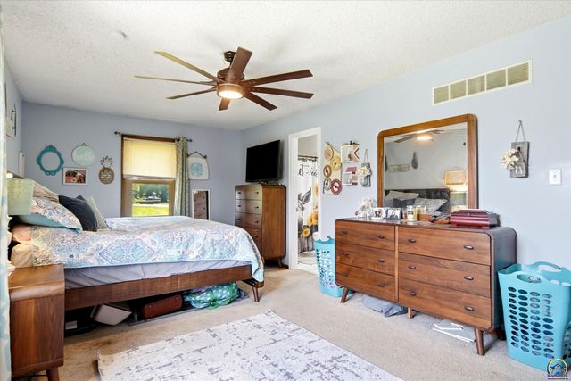 5133 NW 52nd St, Topeka, KS 66618