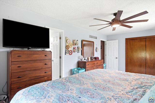 5133 NW 52nd St, Topeka, KS 66618
