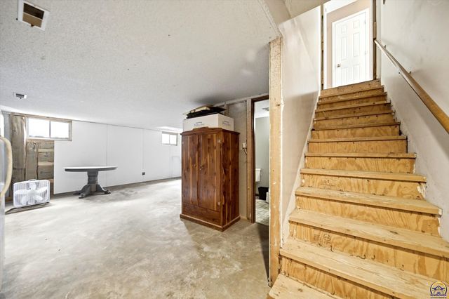 5133 NW 52nd St, Topeka, KS 66618