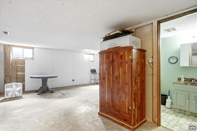 5133 NW 52nd St, Topeka, KS 66618