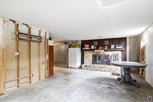 5133 NW 52nd St, Topeka, KS 66618