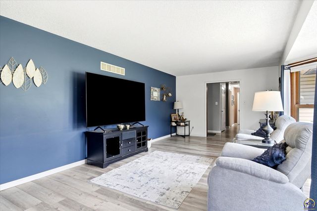 5133 NW 52nd St, Topeka, KS 66618