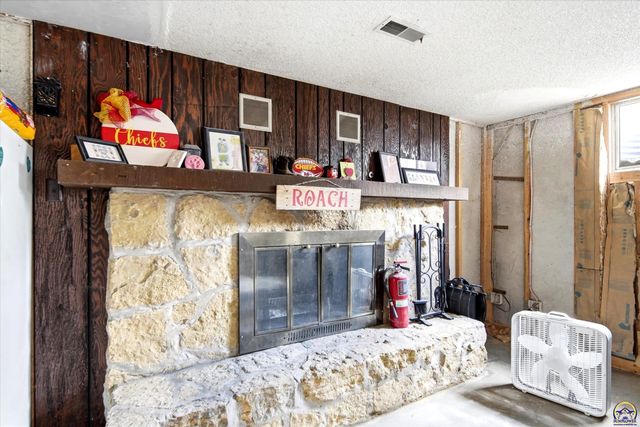 5133 NW 52nd St, Topeka, KS 66618