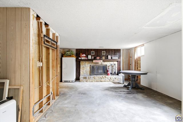 5133 NW 52nd St, Topeka, KS 66618