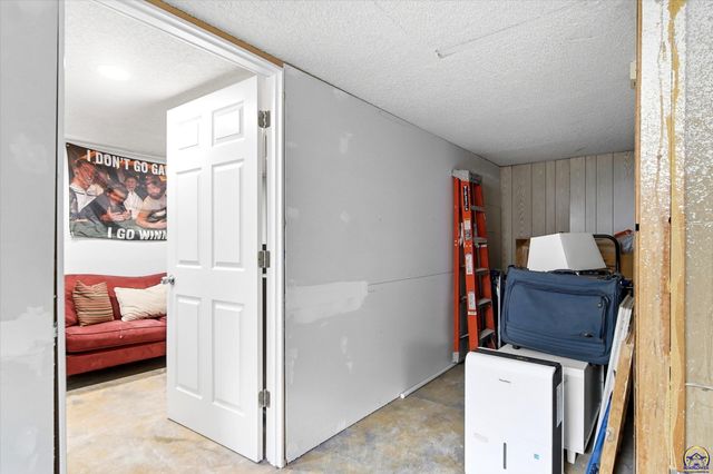 5133 NW 52nd St, Topeka, KS 66618