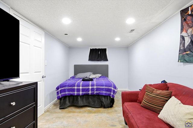 5133 NW 52nd St, Topeka, KS 66618