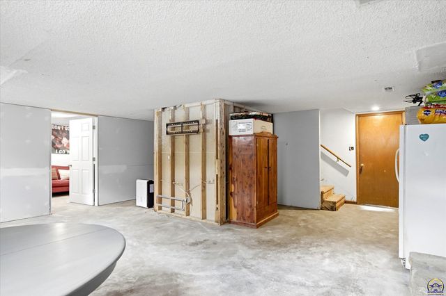 5133 NW 52nd St, Topeka, KS 66618