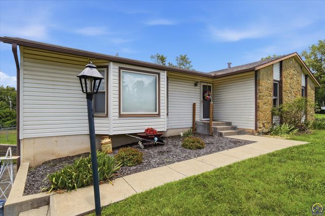 5133 NW 52nd St, Topeka, KS 66618