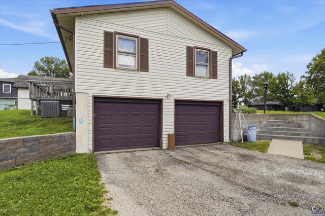 5133 NW 52nd St, Topeka, KS 66618
