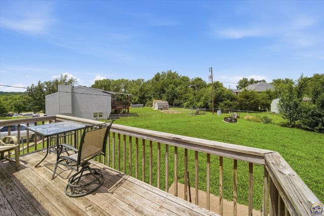 5133 NW 52nd St, Topeka, KS 66618