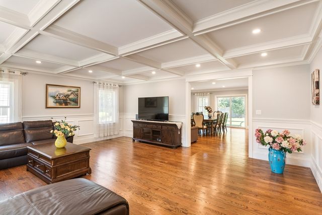 24 Dogwood Ln, Needham, MA 02492