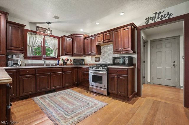 4622 Beechwood Avenue NE, Paris, OH 44669