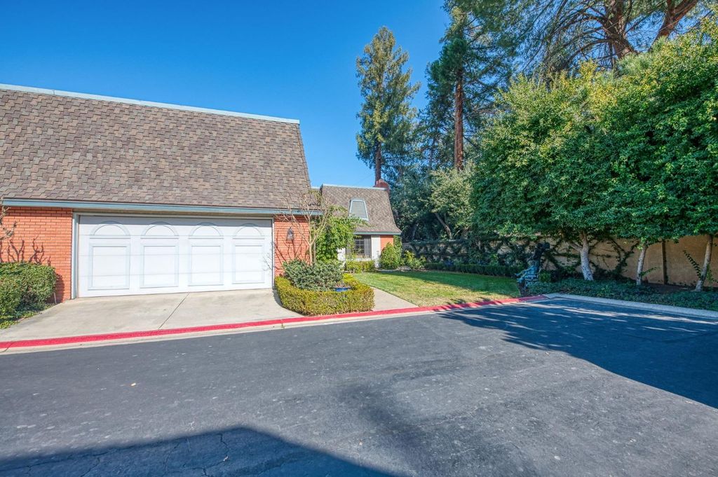 2806 W Kensington Lane, Fresno, CA 93711