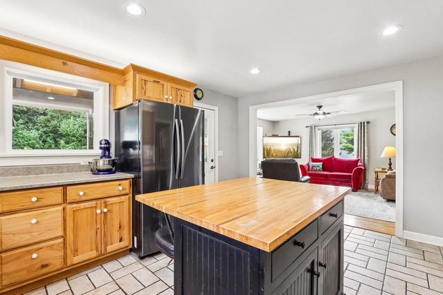 S17W32648 Mickle ROAD, Delafield, WI 53018