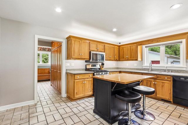 S17W32648 Mickle ROAD, Delafield, WI 53018