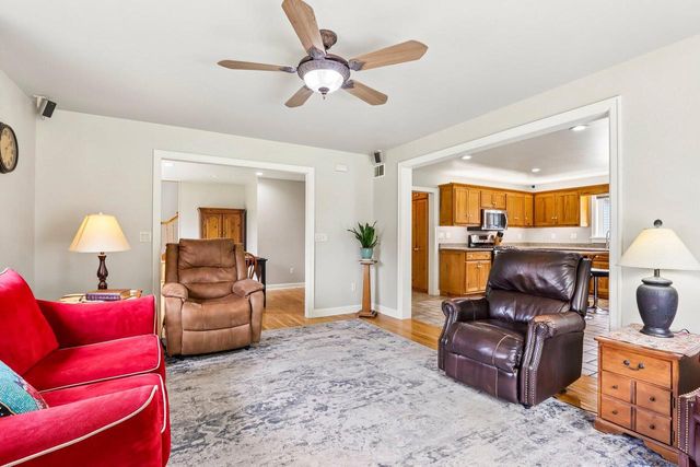 S17W32648 Mickle ROAD, Delafield, WI 53018